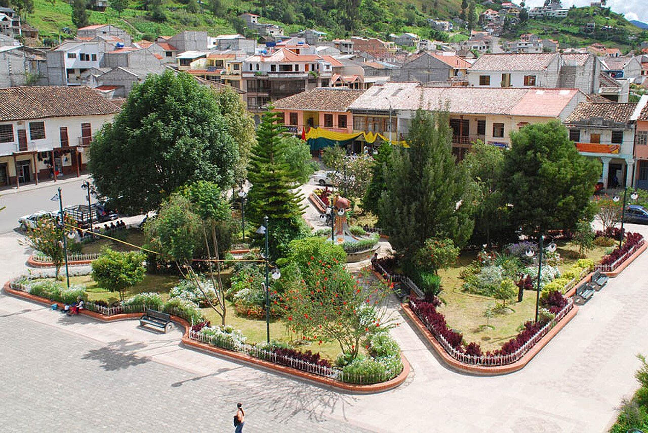 Street and mountain setting in Chordeleg, Azuay Province, Ecuador